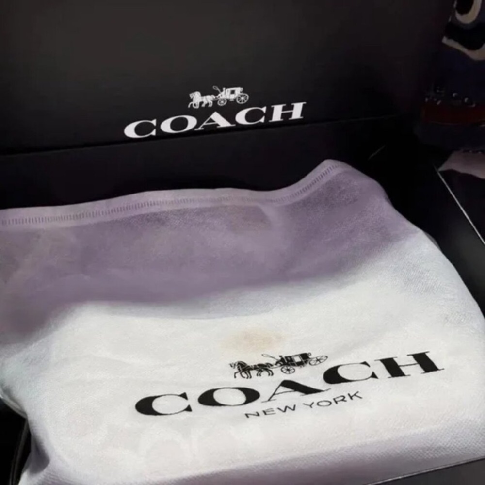 Coach Elegant Cream Shoulder Bag with Gold Accents - Picture 6 of 6